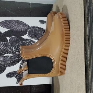 NWOT CHELSEA LIGHT BROWN SLIP ON RUBBER RAIN BOOTS TAN JELLY PULL UPS